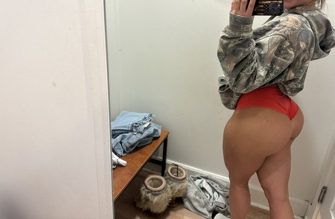 Random fitting room selfies 🍑 https://t.co/3T8Um8na3H