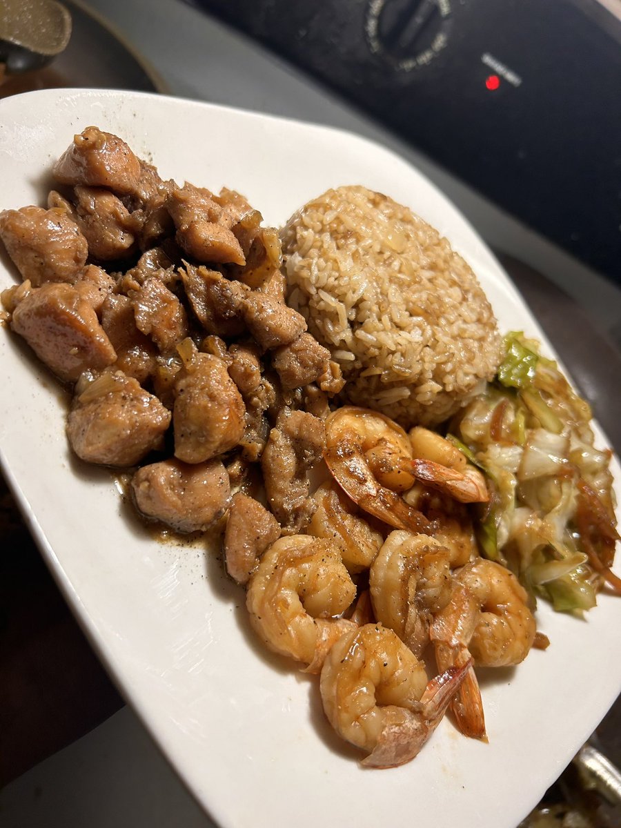 SamTheChef__'s tweet photo. Black pepper chicken & Shrimp, Fried rice, & stir fry cabbage. 🥡🥢🍤
#ChefSam 👩🏽🍳 https://t.co/WRhy5ToGxl