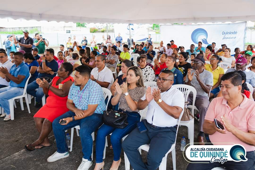 Hemos colocado la primera piedra para la construcción de una obra que nos fortalecerá como sociedad, la construcción de la cancha de césped sintético se convertirá en el punto de concentración de las familias quinindeñas.  #AlcaldíaCiudadanaDeQuinindé #RonalMorenoAlcalde