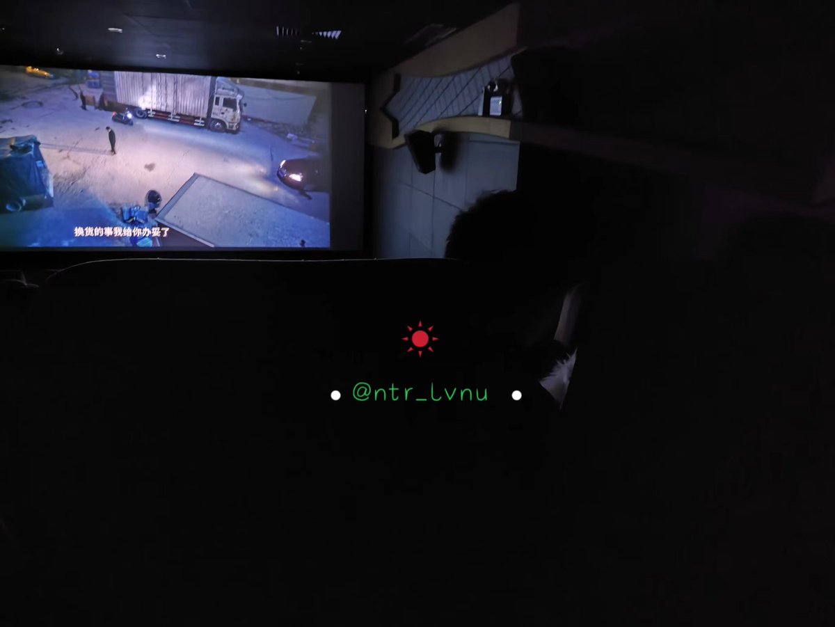 跟女友找了个午夜场的《年会不能停》，特地避开热门影片（主要是人少哈哈哈哈），让女友跟大学室友坐在前面，我坐在后面看
我室友就牵我女友的手了（图二）
后来就亲上了（图三）
#情侣 #绿帽 #NTR