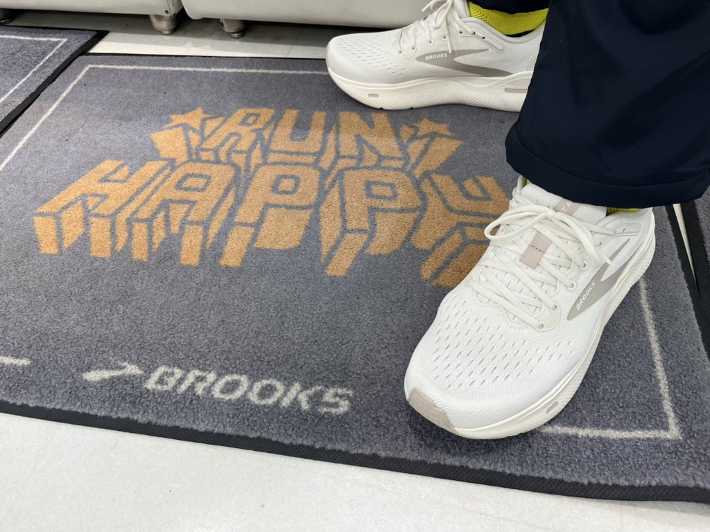 haruaki77777's tweet image. なんだか、とにかく履いときたくなる不思議なシューズ💁#GhostMax 👟なぜなんだ？何か科学的な仕掛けがあんのか？　#brooksrunning #runhappy #みゃこん部　#ランラジ　#外反母趾ランナー　#亀ランナー　#運転士ランナー　#速く走りたい　#不思議なランニングシューズ