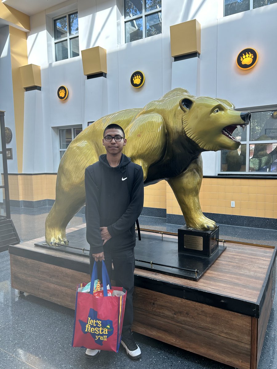 Congratulations 🎉to our 11th grader -Abraham for being selected as our newest PowerPaw Winner! 
🏆PERFECT ATTENDANCE &amp; NO TARDIES 🏆
Abraham takes home a bag full of snacks and prizes. <a href="/HEB/">H-E-B</a> #EDISONPRIDE
