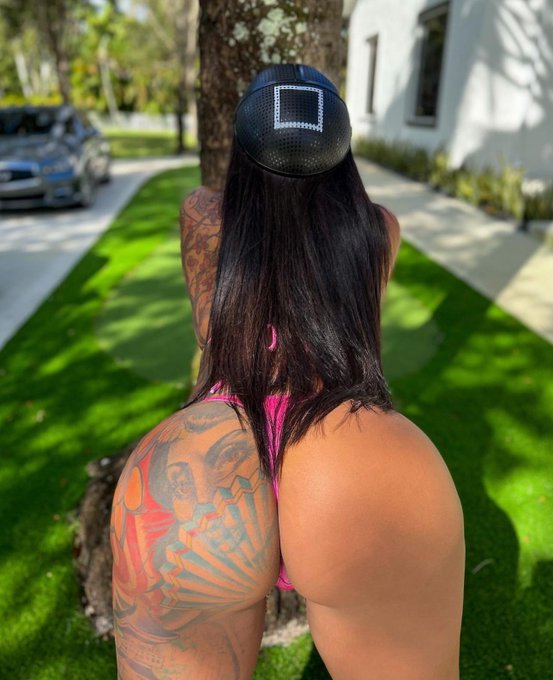 Slapping it if you walk by?🍑 https://t.co/J9MCLu3b0U