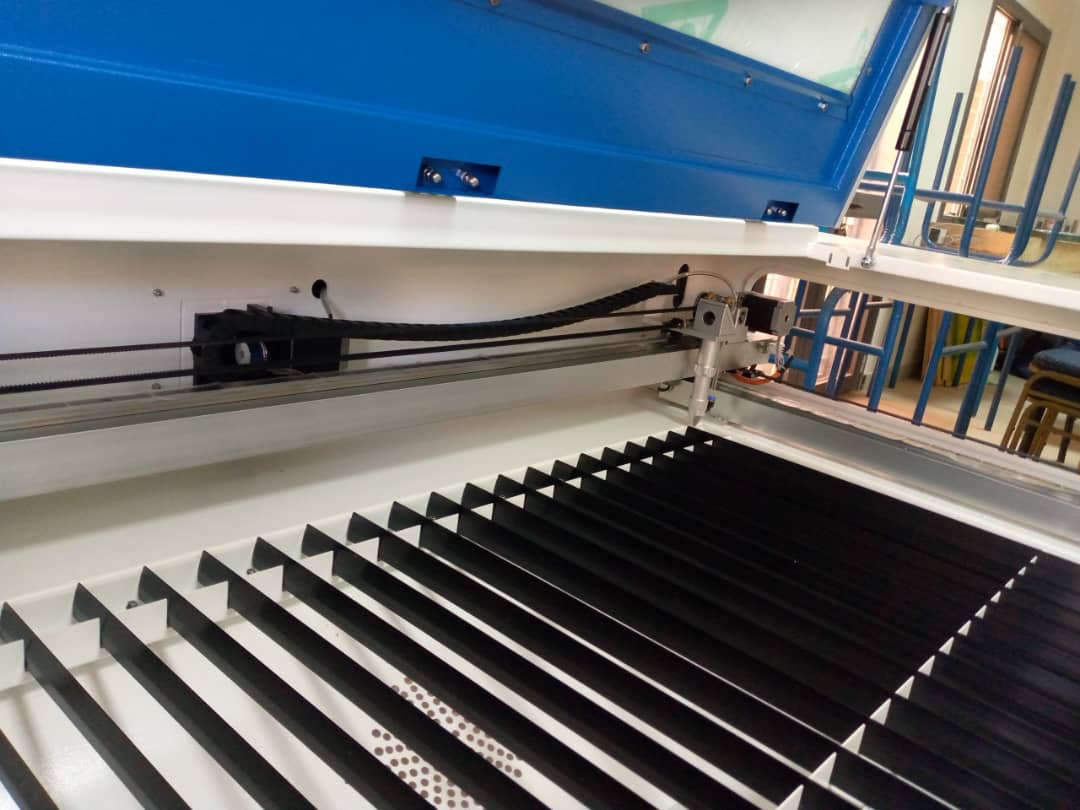 Si vous avez des besoins en machines à commande numérique, imprimantes 3D, découpe laser, broderie numérique, découpe vinyle, que ce soit pour une formation, une réparation, ou installation, n'hésitez pas à nous contacter linguerefablab@gmail.com