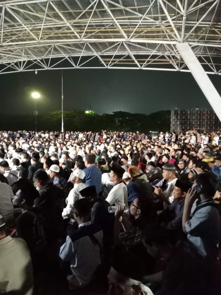 Di tolak di Masjid Raya Makassar,pindah ke Lapangan Karebosi Makassar yang lebih luas.

Alhamdulillah..Tabligh Akbar bersama Ustadz Khalid Basalamah Hafidzhohullooh