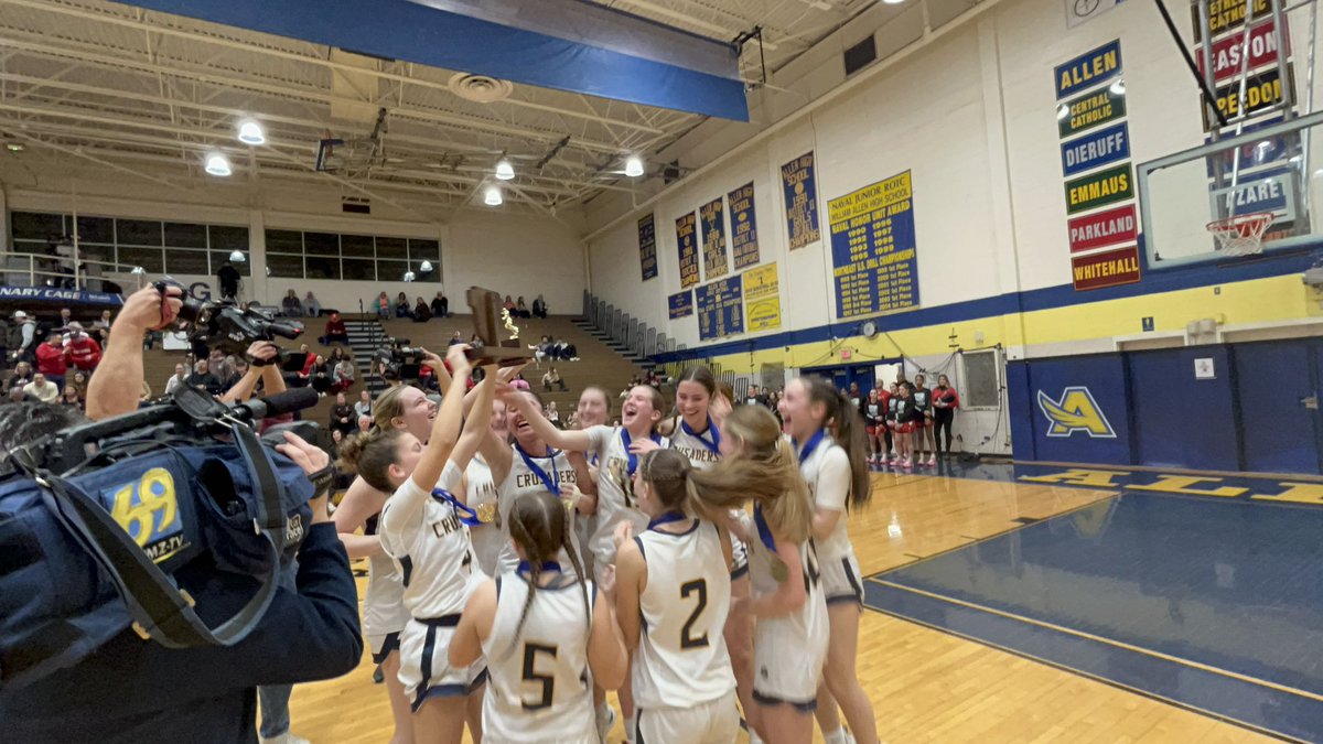 ND_Crusaders's tweet photo. Champions!! 💙💛🏆🥇🏀 https://t.co/x3zWVcJ9XN