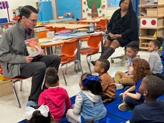 To celebrate #ReadAcrossAmerica with @DISD_Libraries #ReadAcrossAmerica #DISDLibraries, I had the pleasure of reading one of my favorite books, The Snowy Day by Ezra Jack Keats, to students at @ApeccBulldogs! #DISDLibraries @DrElenaSHill @mibroughton @AngieGaylord @MurilloDebbie1