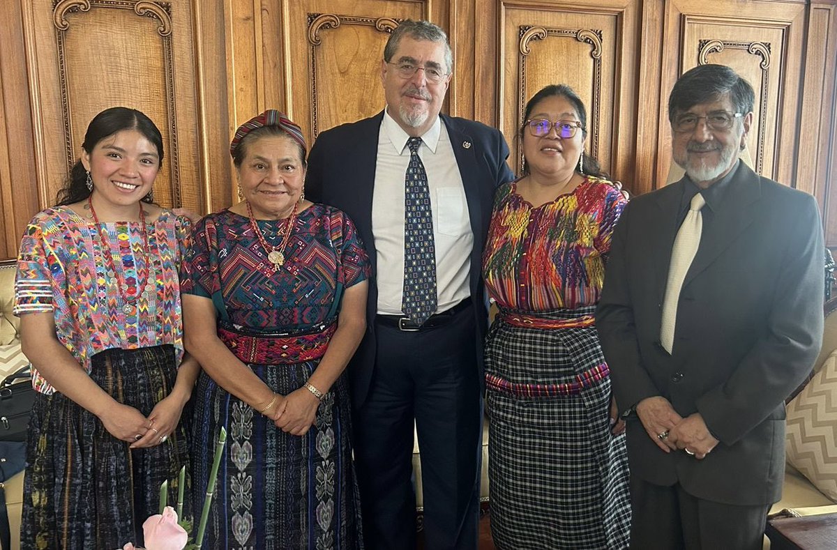 Ante el energía del sagrado día Lajuj Q’anil tuve el gran honor de reunirme el Señor Presidente de la República de Guatemala Dr. César Bernardo Arévalo de León. Para estrechar lazos de amistad, trabajo y cooperación por nuestro compromiso común por la democracia y la Paz.
