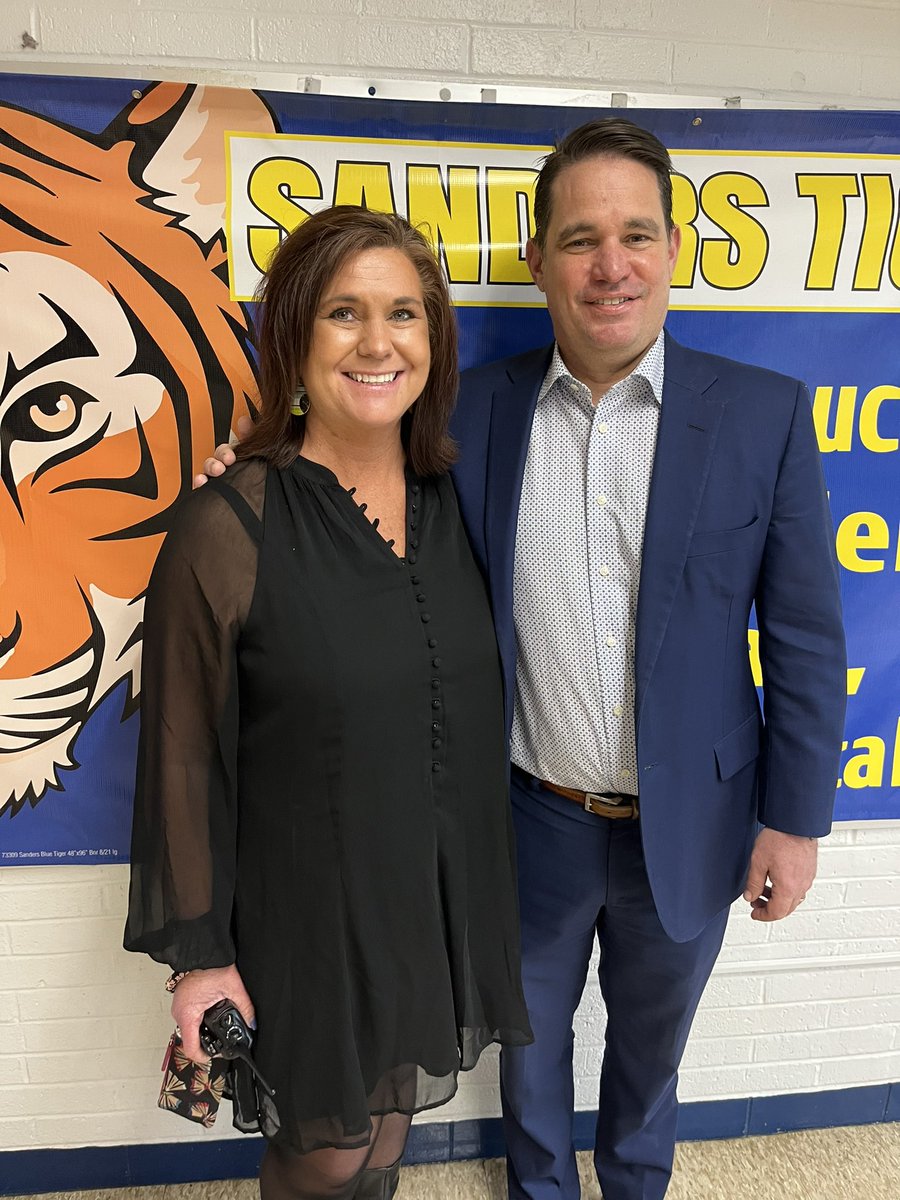 AlisonDahlgren's tweet photo. I love to show off all the amazing things happening @SandersElem Defintely the best staff and students around ๐ Thank you for visiting @JCPSSuper @markhebert502 @JCPSAsstSuptAIS #WeAreJCPS #Tigerific https://t.co/TJpWTt8d4C