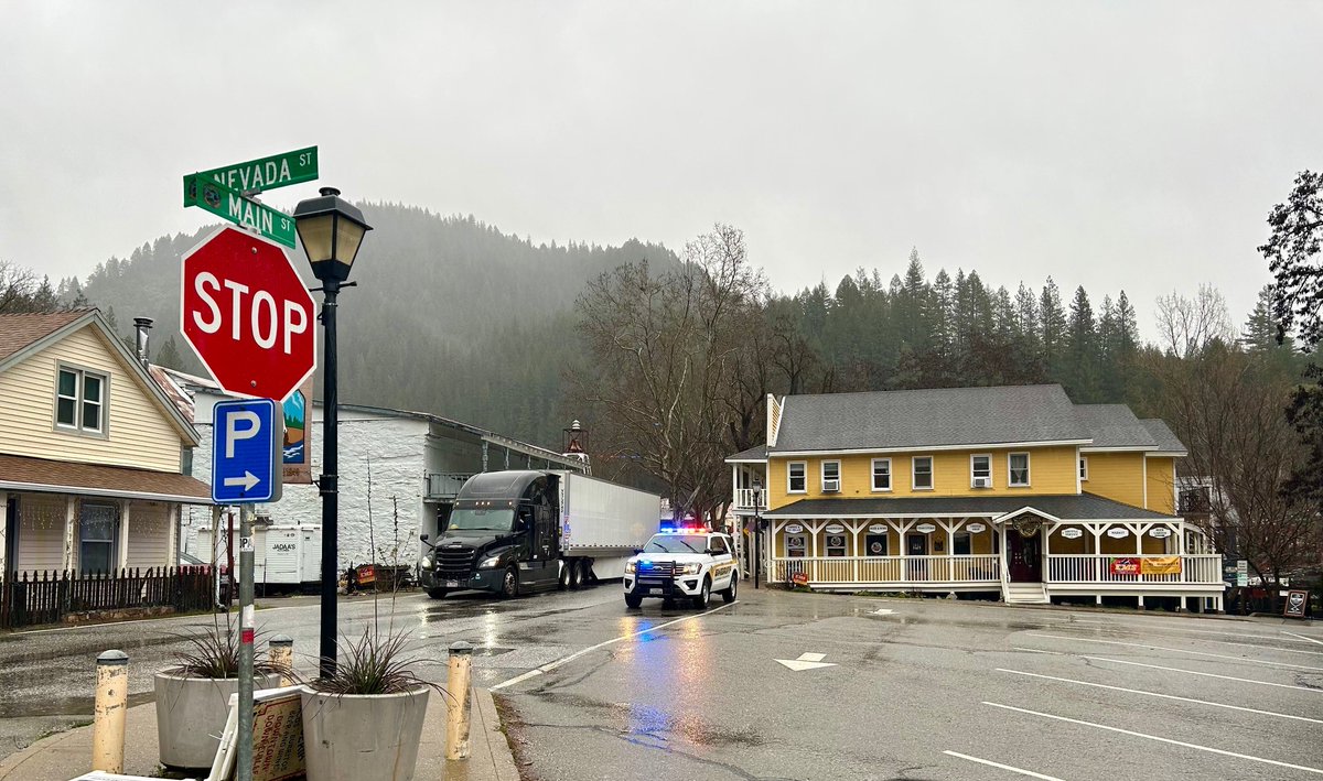 Caltrans is reminding truck drivers that Highway 49 through @SierraCountyCA is not an alternate route to bypass I-80 and there's a 65-foot length restriction. Violators will face a fine and be turned around. 49 is currently closed between Downieville and Sattley.