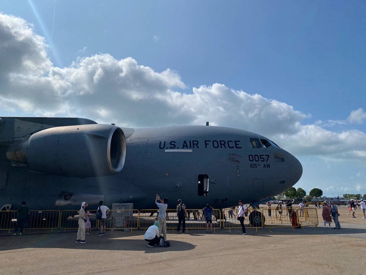 libontu's tweet image. The plane