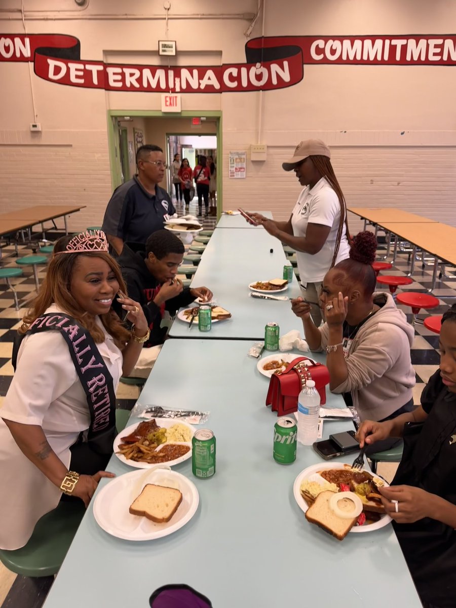 🎈Congrats to the woman who made sure our children were fed everyday! Jacqueline Posey Helms Cafeteria Manager 25 yrs of service Ms. Posey took her final walk & enjoyed bbq w/her team & fam! ❤️Thanks for your dedicated service Ms. Posey! #HappyRetirement 🎈 @HISDNutrition