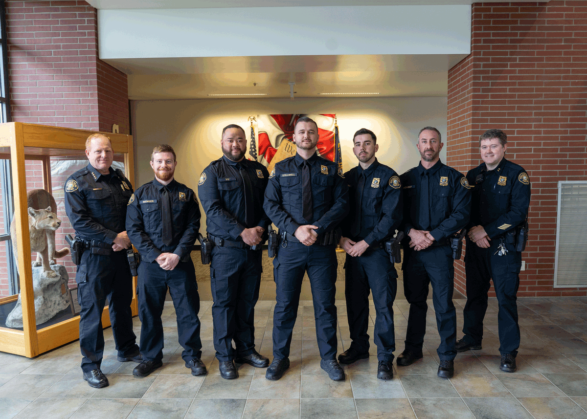 Assistant Chief Bell and I were thrilled to join 5 of our trainee officers who graduated basic police academy with DPSST class #BP433 today. It's a major milestone in their training. Congratulations! @PPBJobs