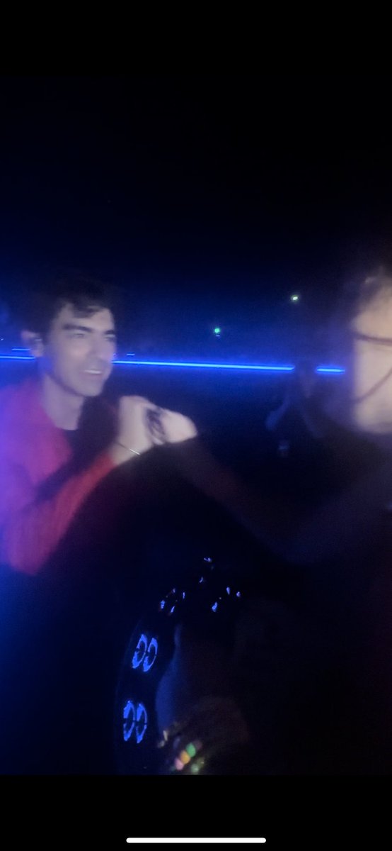 emmaidk_'s tweet image. Thank you for making the first ever Aussie show even more special than it already was @joejonas! ❤️👊🏼