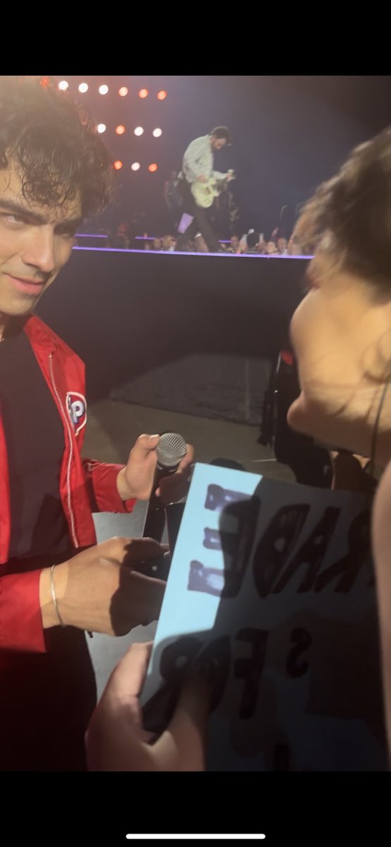 emmaidk_'s tweet image. Thank you for making the first ever Aussie show even more special than it already was @joejonas! ❤️👊🏼