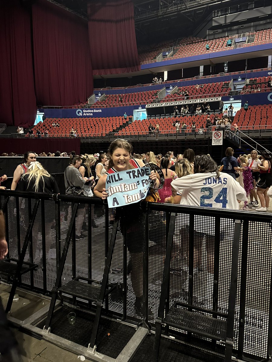 emmaidk_'s tweet image. Thank you for making the first ever Aussie show even more special than it already was @joejonas! ❤️👊🏼