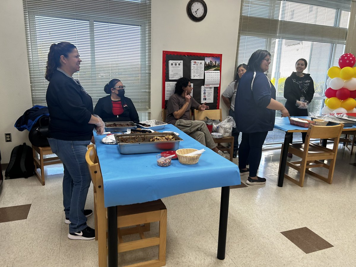 Thank you cafeteria ladies and Art teachers for providing @DelValleES_YISD such a delicious Breakfast! #THEDISTRICT #WeDeliverExcellence @OFOD @maritza08OFOD @NAstorga_APMME