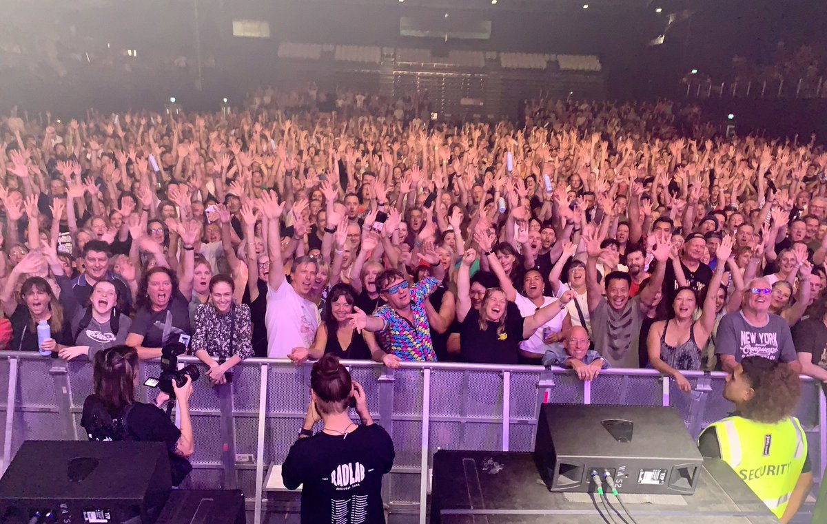 What a night (and day) in Auckland! You guys really know how to have a good time and your city and coastline are just beautiful. Thank you, thank you, thank you for making us feel so welcome and appreciated 🙏🏻 🌻❤️