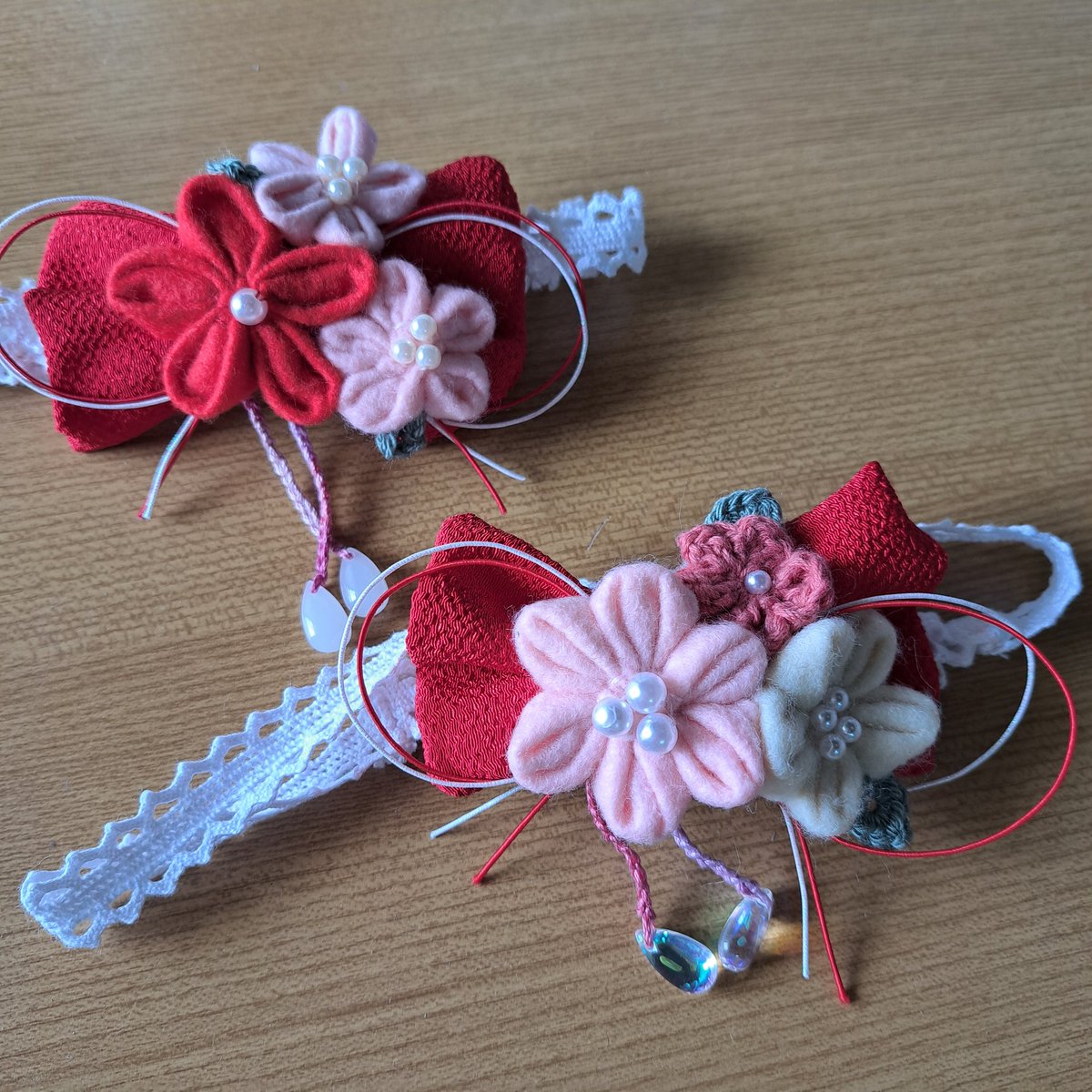 chii_craft's tweet photo. 初節句のため、髪飾り。
楽しくなったのと材料が余ったので、姪っ子の分もお揃いっぽく作ってみた。

ピン留め式にしたのでおっきくなっても使える仕様。 https://t.co/z0ZLdyeCgM