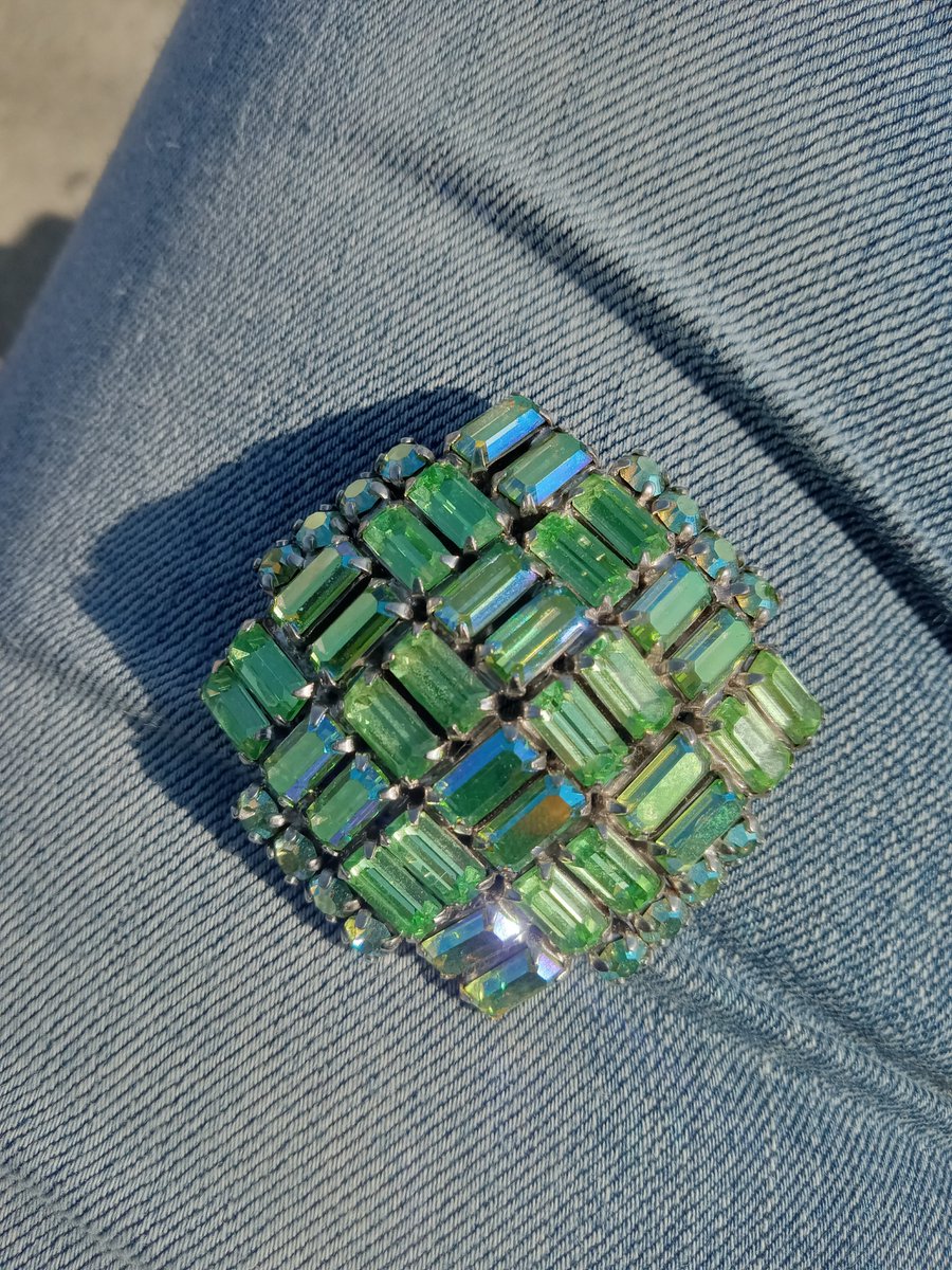 Haha, that pretty brooch I thrifted on Monday for $2.00 glows under my blue light jewelry loupe. That means that it is made of uranium glass. Quite pleased about that.
#VintageBrooches #ThriftHaulScore