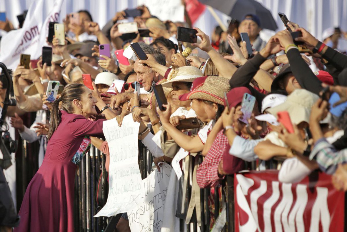 ¡Nuestro movimiento seguirá haciendo historia y la Dra. <a href="/Claudiashein/">Claudia Sheinbaum Pardo</a> será la primera presidenta de México! 🇲🇽💜 

Hoy vivimos un gran arranque de campaña en el Zócalo con la presencia de nuestro movimiento. #EsTiempoDeMujeres y el pueblo lo sabe, porque México quiere que siga la
