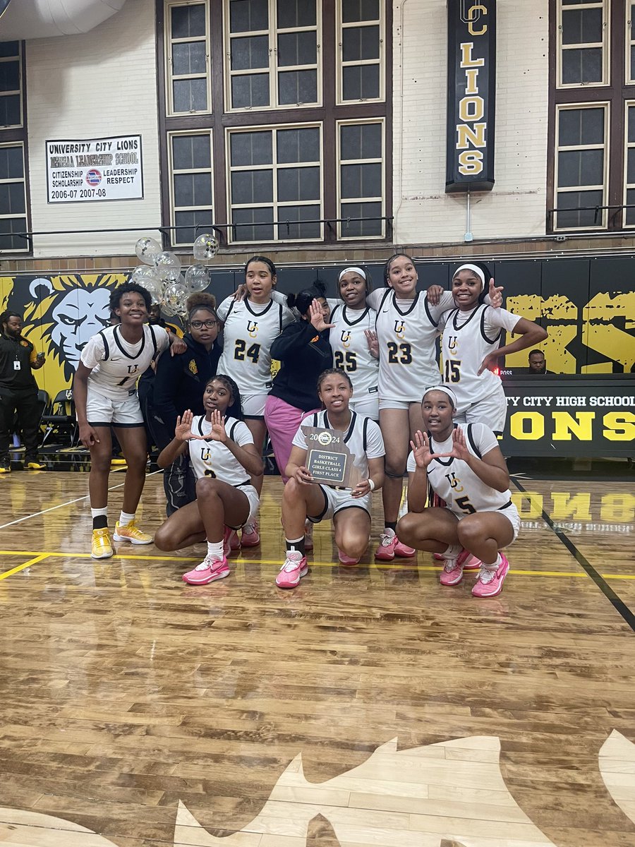 DISTRICT CHAMPIONS!!! #UTime #LionPride #LetsGoU <a href="/STLhssports/">STLhighschoolsports</a> <a href="/GSV_STL/">Gateway Sports Venue</a>