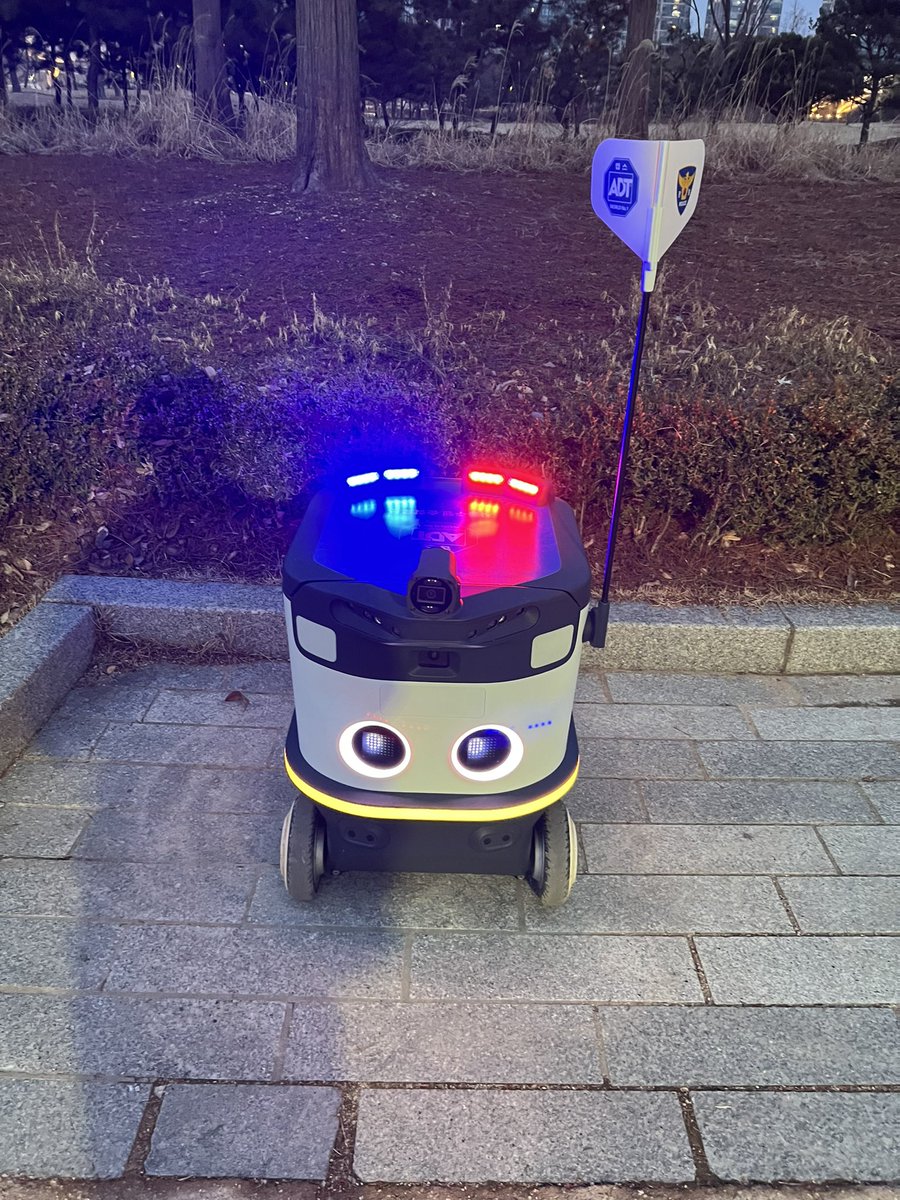 a korean police robot 🚨