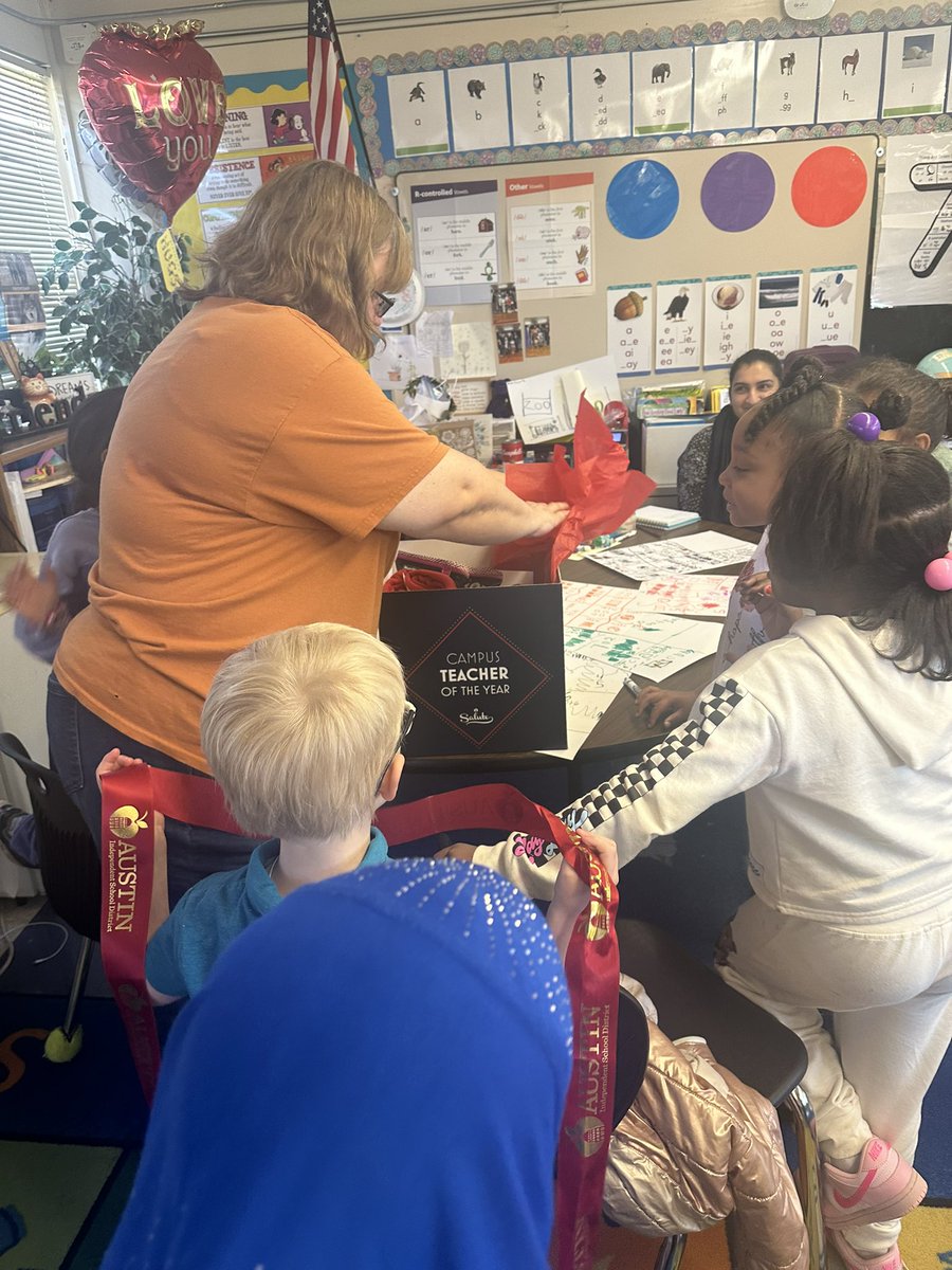 Congratulations to the @pecanspringsecp Teacher of the Year, Ms. Reynolds! It was a pleasure surprising her with a box of goodies. This was an awesome way to end the week. Congratulations, Ms. Reynolds! #AISDJoy @Elementary_AISD @WeAreAISD