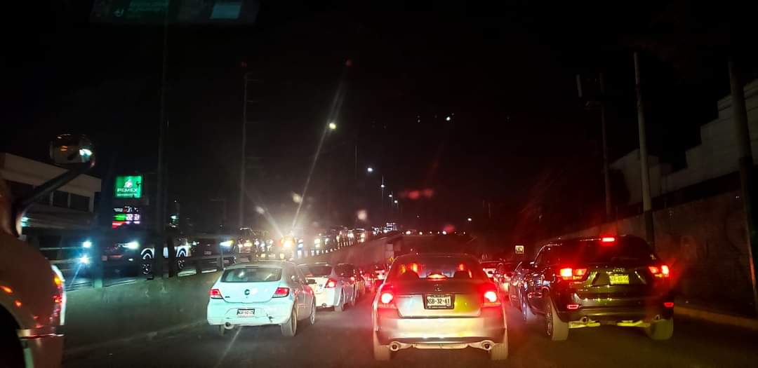 PuntoMedioEdo's tweet photo. 🚫⚠️🙆🏻‍♂️ Colapsada la autopista México-Querétaro y sus inmediaciones; usuarios reportan varias horas "atascados", por la falla de CAPUFE en el cobro de las casetas, la fila ya es kilométrica.

¡Si no tiene que salir, evítelo! https://t.co/Ojn0ubvsKu