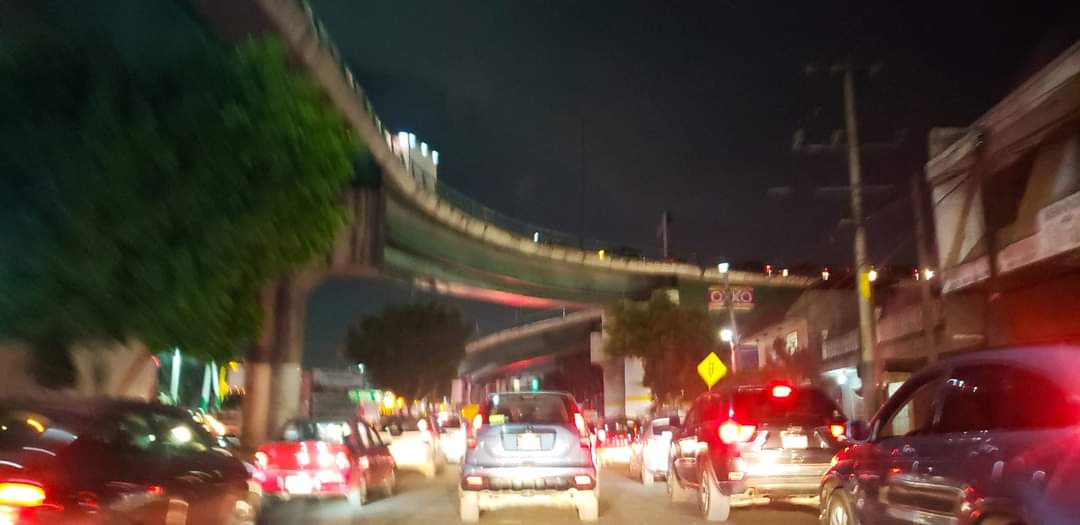 PuntoMedioEdo's tweet photo. 🚫⚠️🙆🏻‍♂️ Colapsada la autopista México-Querétaro y sus inmediaciones; usuarios reportan varias horas "atascados", por la falla de CAPUFE en el cobro de las casetas, la fila ya es kilométrica.

¡Si no tiene que salir, evítelo! https://t.co/Ojn0ubvsKu