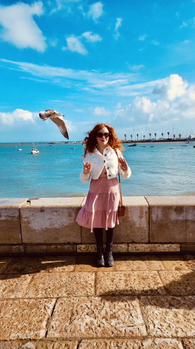 I've hopped back over the pond and returned home! I can't wait to see you all in my room and share stories