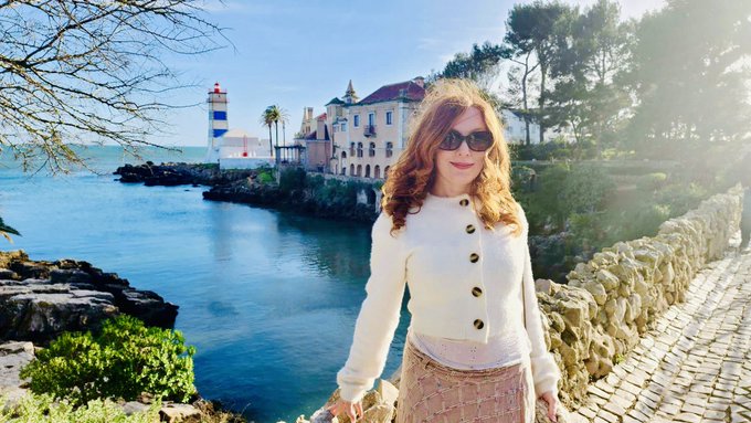 I've hopped back over the pond and returned home! I can't wait to see you all in my room and share stories