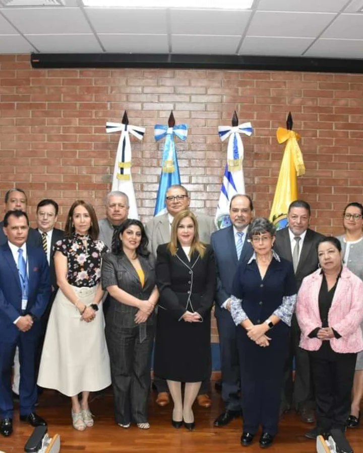 Firma de  Adendum al Convenio de Colaboración Interinstitucional INACIF - Facultad de Ciencias Médicas USAC. Dra. Ingrid Romero Escribá, Directora General INACIF y Dr. Alberto García González, Decano en Funciones Facultad de Ciencias Médicas USAC