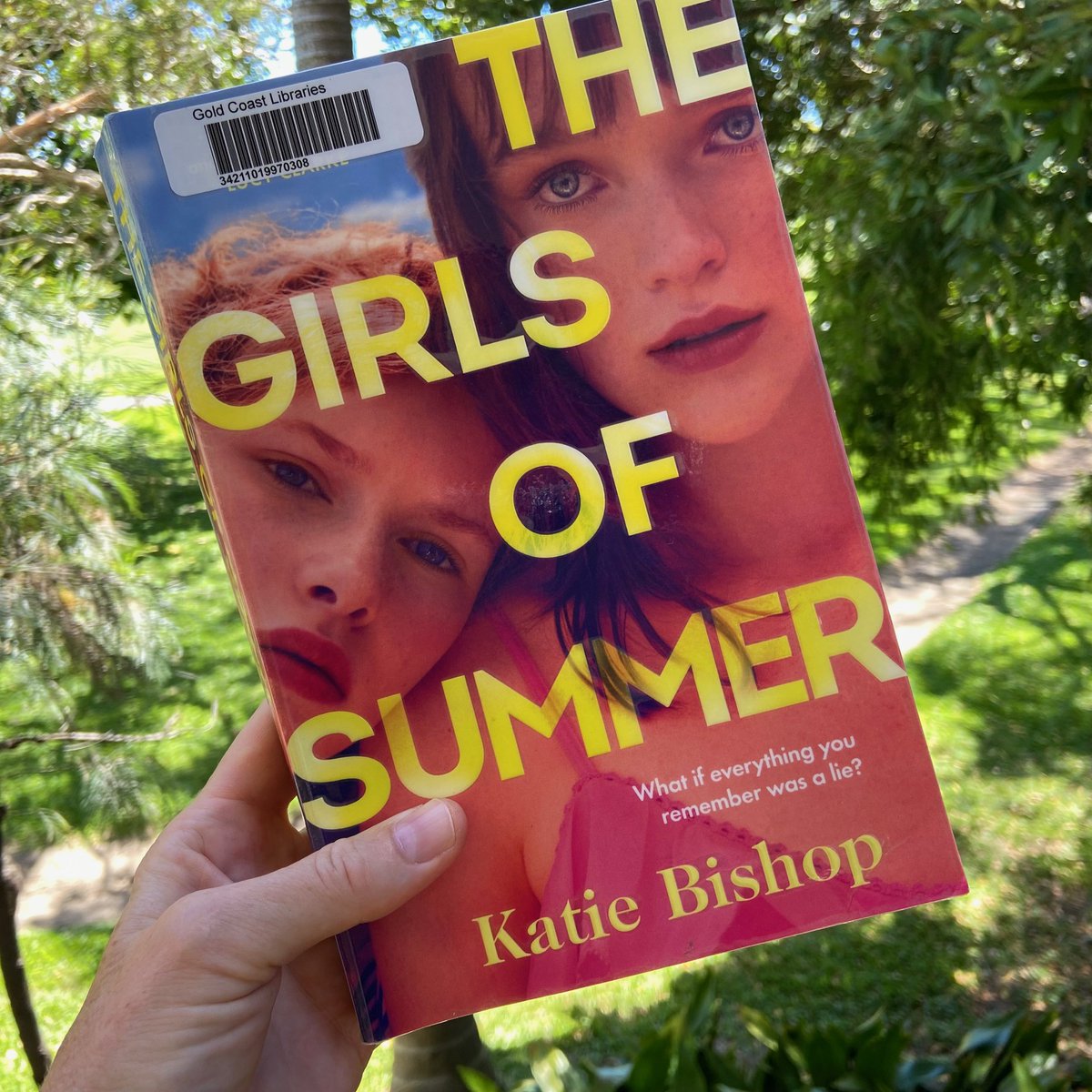 It's the tail end of summer here in Queensland Australia and this was the perfect book to read! #TheGirlsOfSummer by @WhatKatieBWrote is an atmospheric and absorbing sun-drenched dual-timeline mystery set between London and a Greek Island. The summer heat infuses every page!