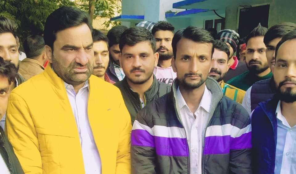 व्यवस्था से टकराने और सत्ता को चुनौती देने वाले खींवसर से विधायक व रालोपा सुप्रीमों <a href="/hanumanbeniwal/">HANUMAN BENIWAL</a> जी को जन्मदिन की बहुत-बहुत बधाई..!!!
#HBDHanumanBeniwal