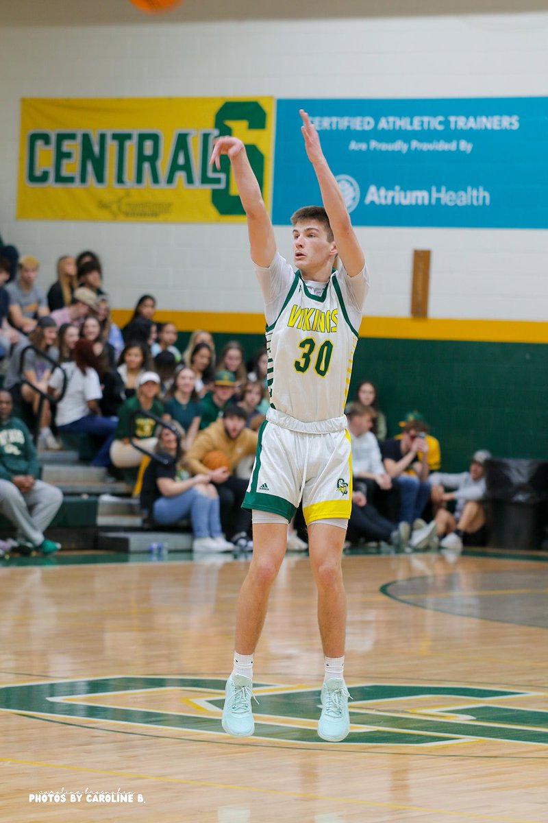 CCviking_BBALL's tweet image. ANOTHER ONE 😎

Final 
#2 Central Cabarrus: 94 
#18 Hunter Huss: 29  

#missionB2B