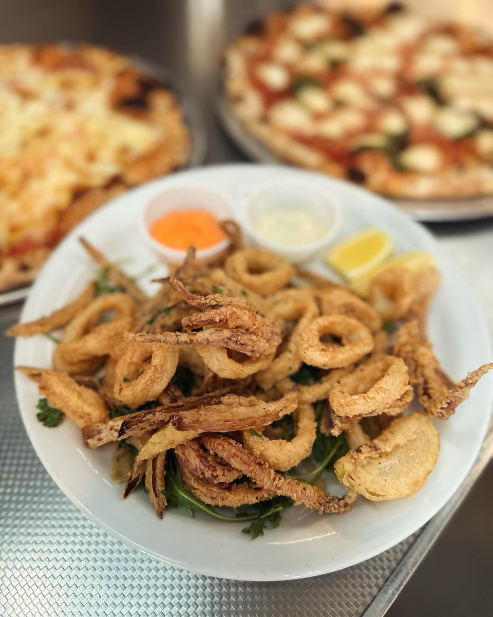 RP #LiveFirePizza #Napa 

Getting ready for the weekend? We have everything you could need. #Appetizers, #salads, #pizzas,#wine and ice cream. Get out of the rain and come in to @OxbowPubMarket 
@LiveFireOxbow
 #rainydays☔️ #bestpizzainnapa #woodovenpizza #calamari #napafoodie