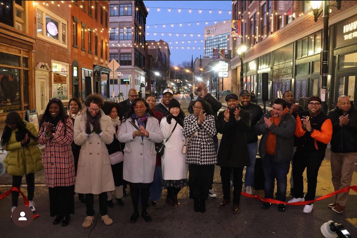 LamonicaMciver's tweet photo. Last night we unveiled Phase 2 of the Newark Downtown District Lighting Project! These new sets of lights brighten up Halsey street between New and Bleeker Streets.
The lights add vibrancy, visibility, and will aid to make a better downtown Newark!
#NewarkForward https://t.co/McmrzOGg1X