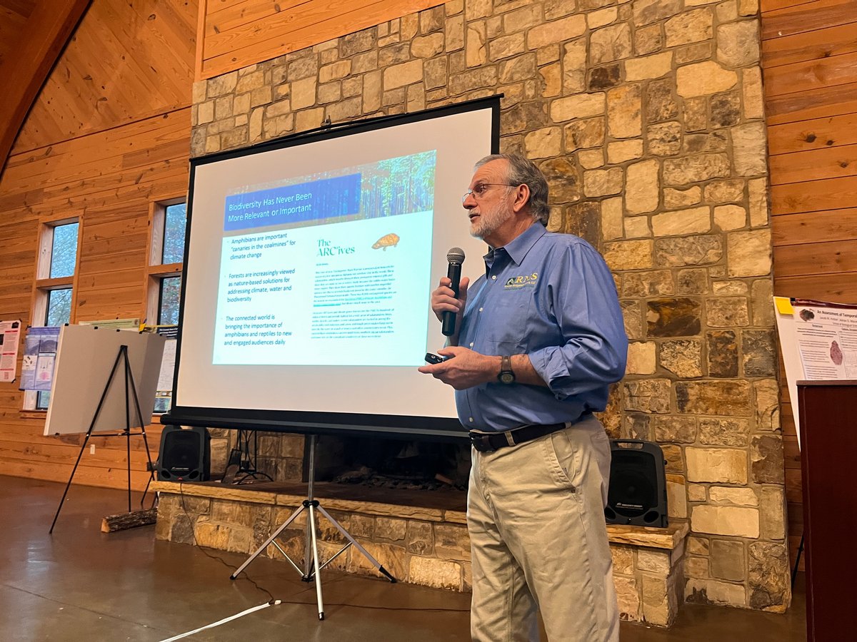 SEPARC's tweet image. Day 2 of SEPARC 2024 kicked off with keynote speaker Jimmy Bullock, Senior VP of Forest Sustainability for Resource Management Service. The day also included task team breakouts, speed talks, a poster session, a silent auction, and a trivia night! #SEPARC2024 #MakingConnections