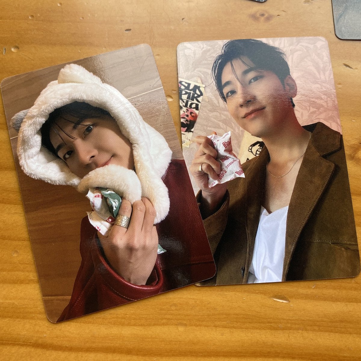 추울 땐 핫팩대신 핫팩을 들고있는 원우 포카를 데리고 다니도록 합시다 😁