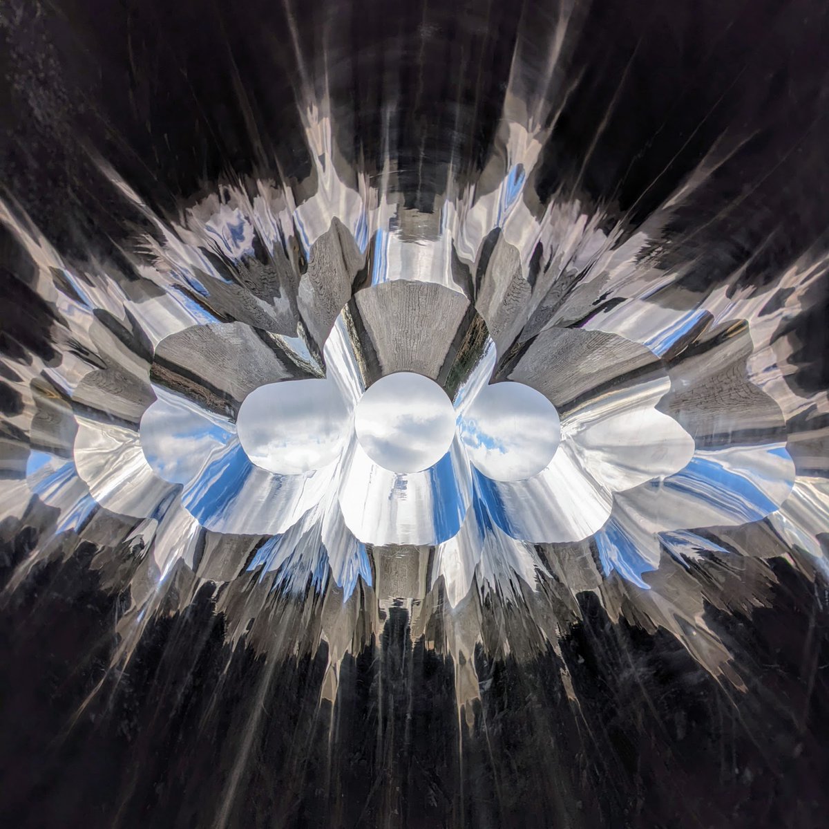 井上武吉《my sky hole 84》 円形広場に新展示した球体作品。周りの