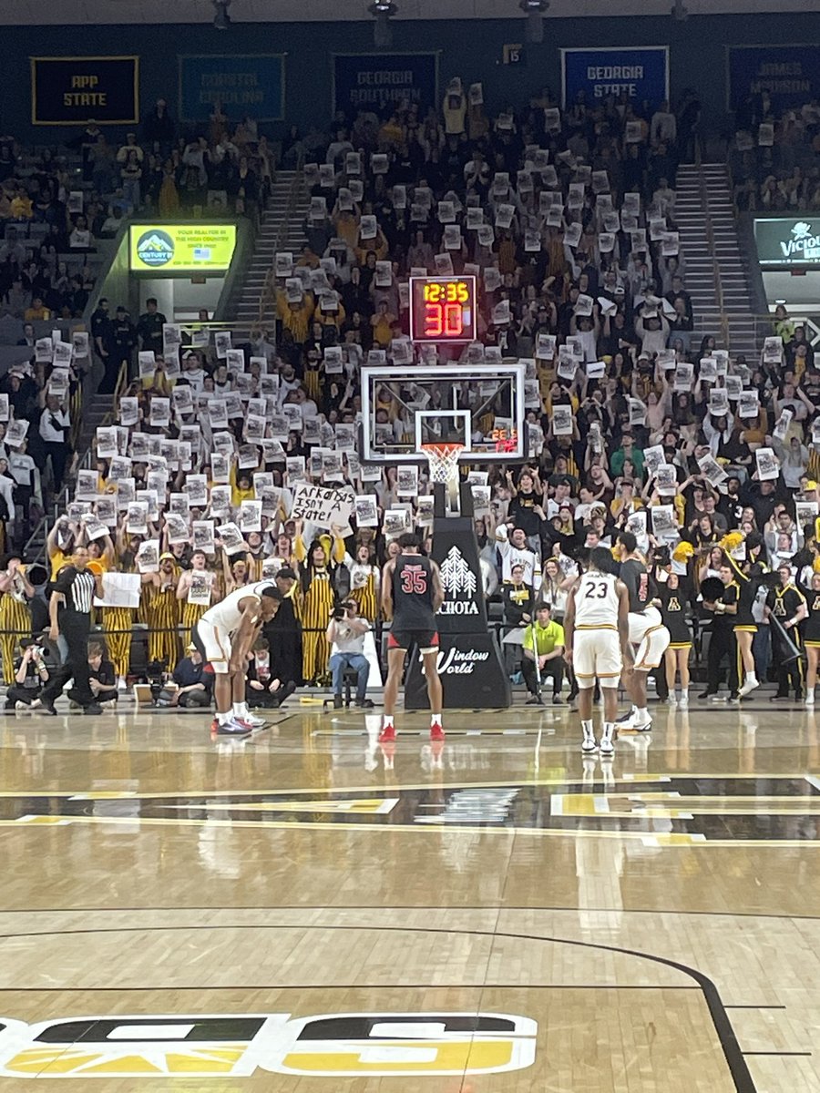 Hey Mountaineer Menace! You rocked this season! Thank you for helping make Holmes a true “Holmes” court advantage

#TakeTheStairs @StudentYosef