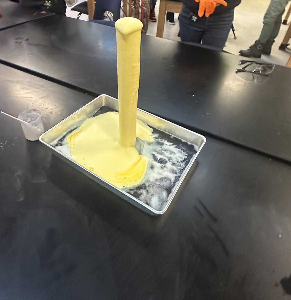 tiondra_rose's tweet image. 🔬 Happy Georgia STEM Day! Today, we celebrated with some explosive elephant toothpaste fun! 🐘💥 #GeorgiaSTEMDay #FizzyFun