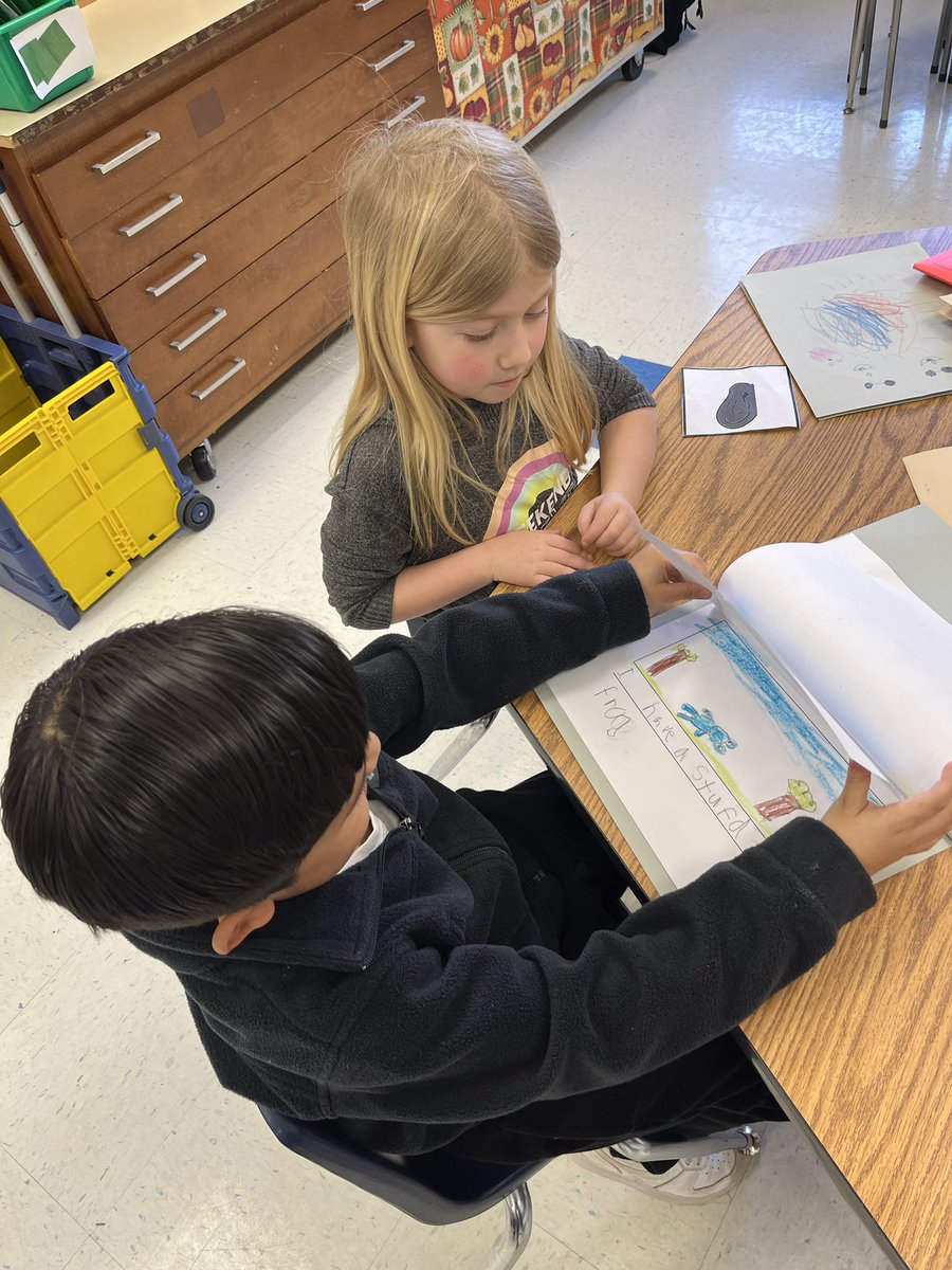 CRESKinder's tweet photo. Kinders sharing their writing using communicator cards as reminders to speak clearly and listen attentively! #cresculture #cresconnections @centreridgees https://t.co/SYQWOcYY7H