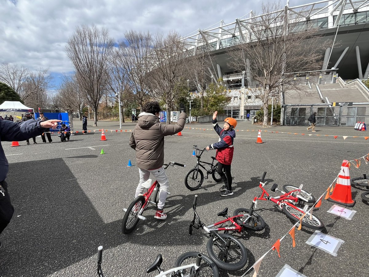 ＼プロライダーによるBMX体験会開催中／
#FC東京 ホーム開幕戦の本日！BMXフリースタイル・フラットランド体験会を #青赤パーク (アジパンダ広場)で開催中‼️
講師の #池田貴広 さんがBMXの乗り方などを直接指導❗️
#GCT オリジナルグッズもプレゼント❗️ぜひご参加ください🧡参加整理券を配布しています