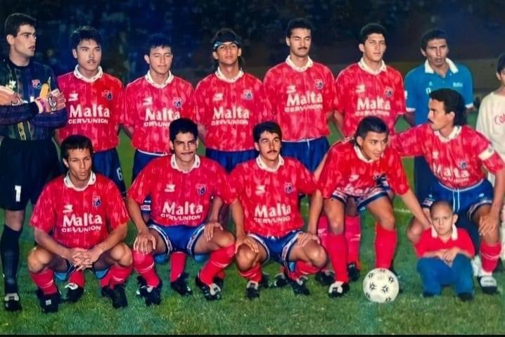 NominasDIM's tweet photo. @DIM_Oficial #MaltaCervunión año 1994.
Arriba izq:
Luis Barbat. Pedro Álvarez. “Pipe” Uribe. Eduardo Pimentel. José Luis Pino. Morales.
Abajo: 
Alex Fernández. Wilson Cano. “Gamo” Estrada. “Pelusa” Pérez. Oscar Pareja.
🇭🇹❤️💙⚽️ https://t.co/gpKThKQqx1