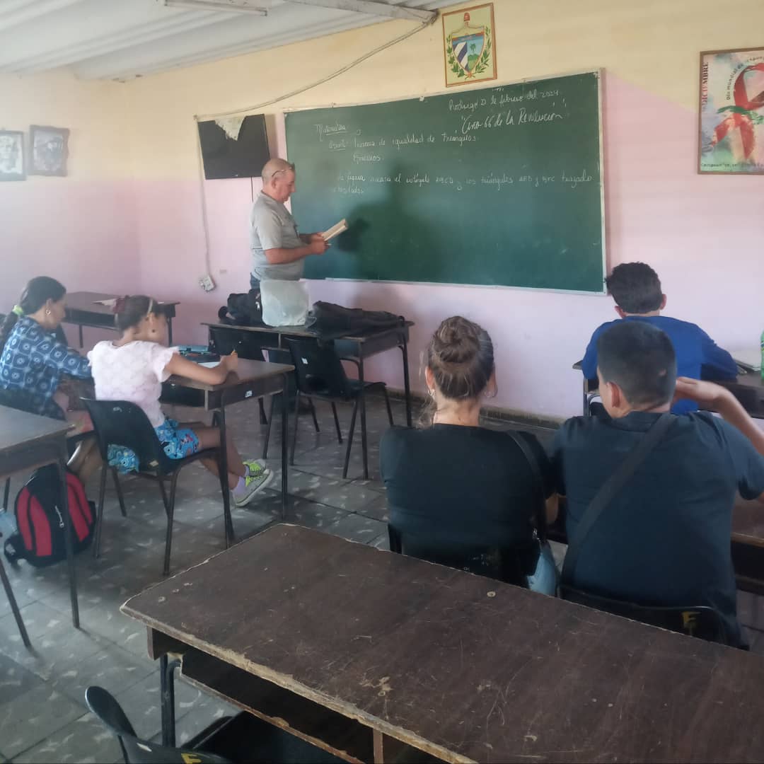 FocSanto's tweet photo. Se realiza clase desarrolladora de Matemática con los estudiantes del Anexo Rodrigo de la Facultad Obrera y Campesina David Díaz Guadarrama del municipio Santo Domingo.
@btan0987 #DPAdulto #Cuba #EducVillaClara #VillaClaraEDJA #APC #TodosLosDerechosParaTodasLasPersonas https://t.co/8wQ3bGyarV