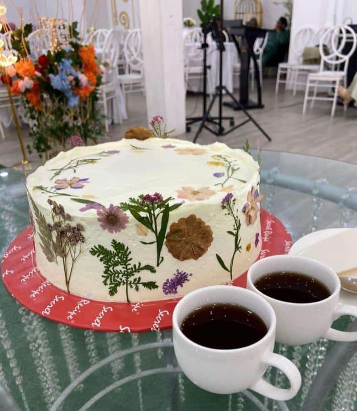 msxhjr's tweet photo. Credit to owner yang share with me dia deco cake secret recipe using dried flowers! Lawa! https://t.co/zQJAP5a2vu