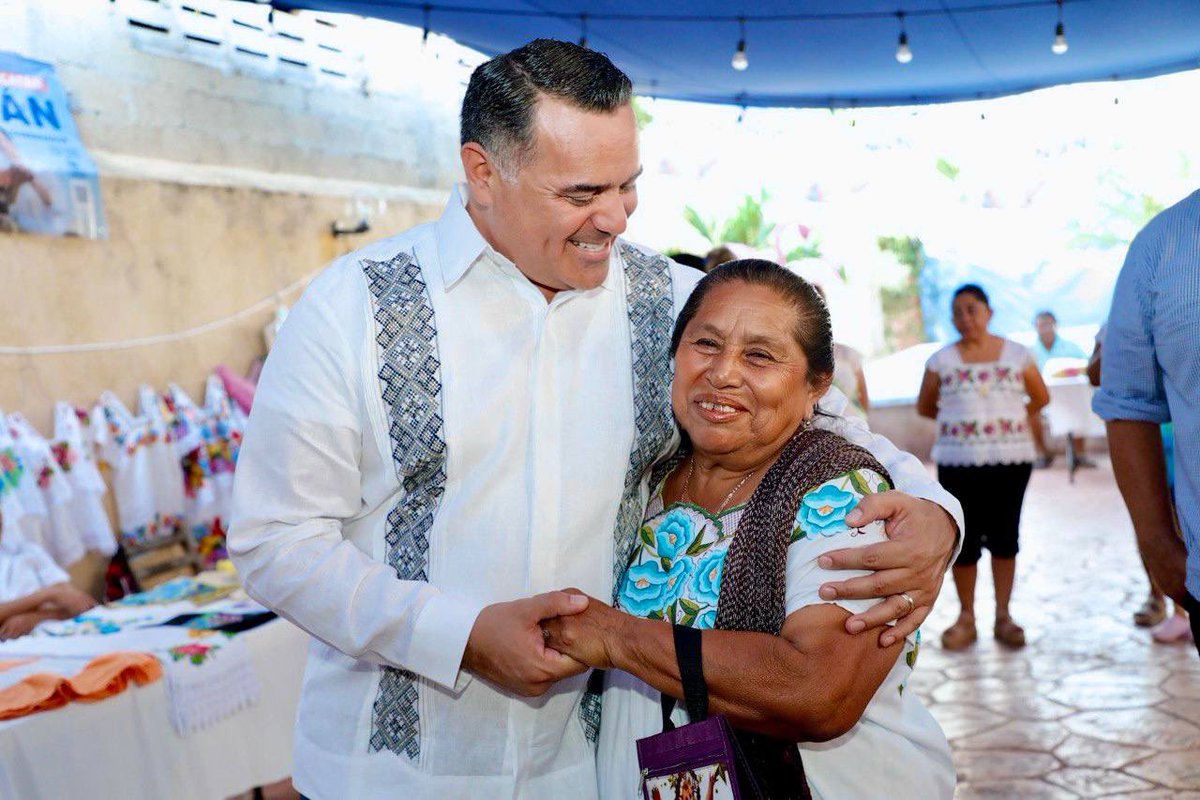 RenanBarrera's tweet photo. Aprovechando que estábamos cerca del mero corazón del #Xokbilchuuy, venimos a visitar a mis amigas y amigos artesanos de #Teabo. Que bonito es vivir en #Yucatán y poder disfrutar de la riqueza cultural que nos regala. Por cierto, muchas gracias por la guayabera. 🙌🏼#UnidosGanaYucatán #UnidosGanaTeabo