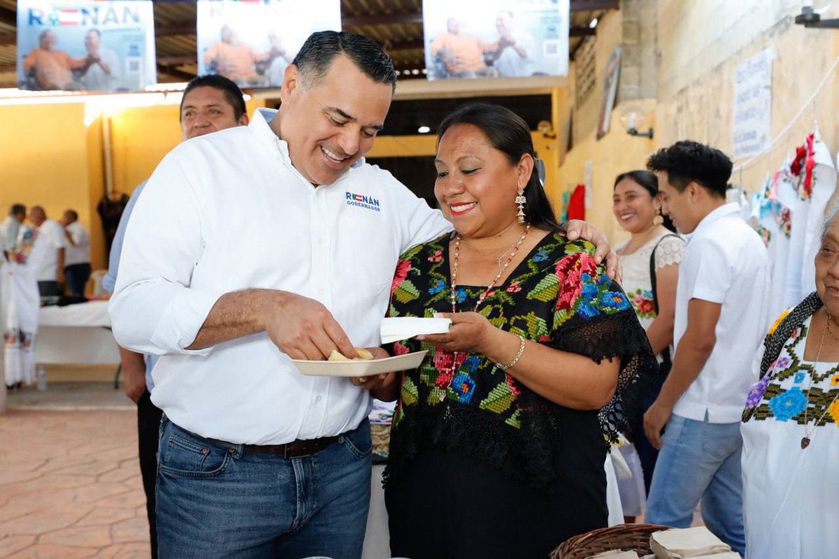 RenanBarrera's tweet photo. Aprovechando que estábamos cerca del mero corazón del #Xokbilchuuy, venimos a visitar a mis amigas y amigos artesanos de #Teabo. Que bonito es vivir en #Yucatán y poder disfrutar de la riqueza cultural que nos regala. Por cierto, muchas gracias por la guayabera. 🙌🏼#UnidosGanaYucatán #UnidosGanaTeabo